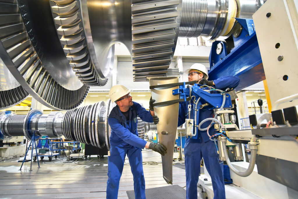 Techniker im Maschinenbau montieren eine Gasturbine für die En